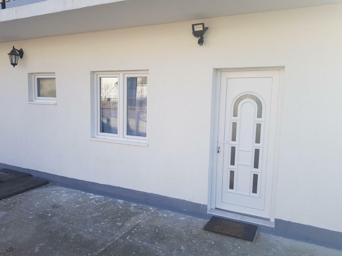 Apartmani Andrej Udbina Exterior foto