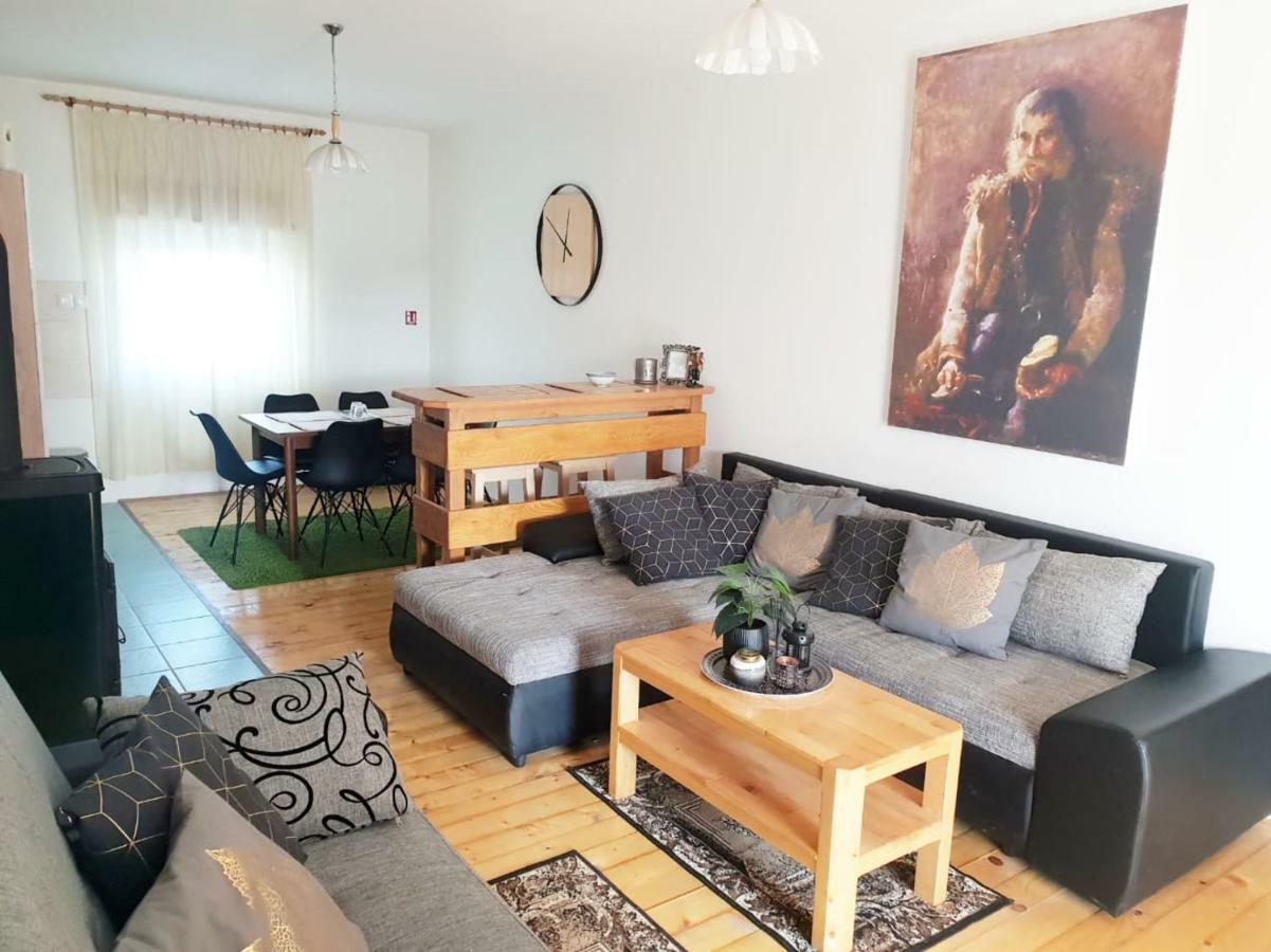 Apartmani Andrej Udbina Exterior foto